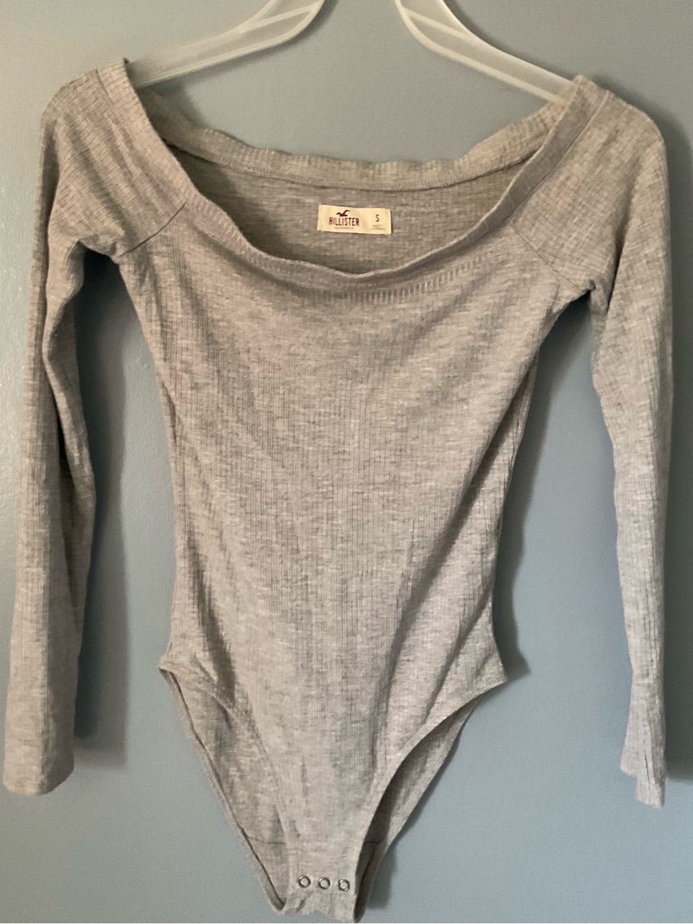 Hollister Light Gray Ribbed Long Sleeve Bodysuit - Picture 1 of 3